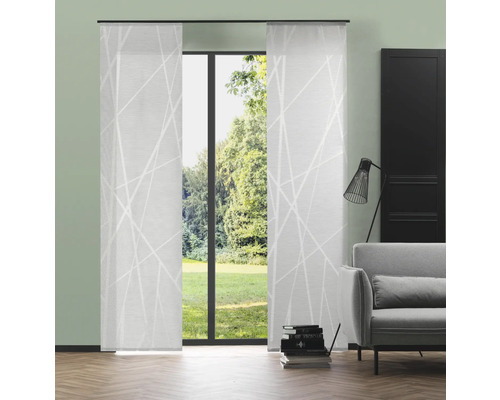 Pohľad na izbu s posuvnými závesmi s geometrickým vzorom.