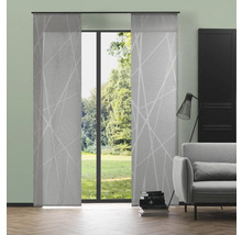 Obývacia izba s posuvnými závesmi pred oknom a posedením