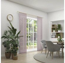 Jedáleň s okennými panelmi, jedálenským stolom a izbovými rastlinami pre svetlú a príjemnú atmosféru.