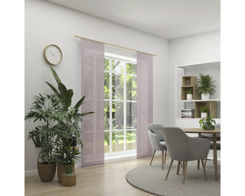 Jedáleň s okennými panelmi, jedálenským stolom a izbovými rastlinami pre svetlú a príjemnú atmosféru.