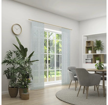 Svetlá izba s oknom, závesmi, jedálenským stolom a izbovými rastlinami