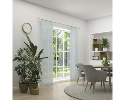 Svetlá izba s oknom, závesmi, jedálenským stolom a izbovými rastlinami