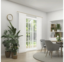 Svetlá jedáleň so stolom, stoličkami, rastlinami, hodinami a priehľadnými závesmi