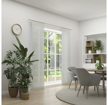 Svetlá jedáleň so stolom, stoličkami, závesmi a izbovými rastlinami