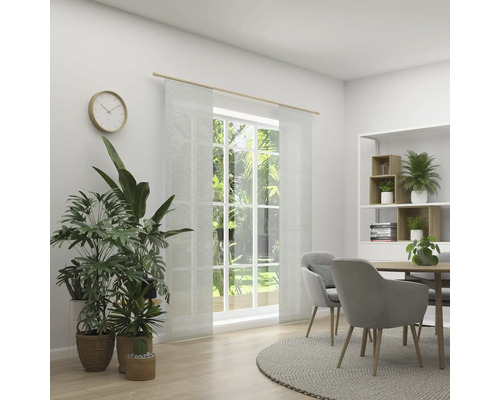 Svetlá jedáleň so stolom, stoličkami, závesmi a izbovými rastlinami