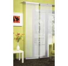 Dekoratívne obytné prostredie s posuvnými závesmi, stolom a pohovkou