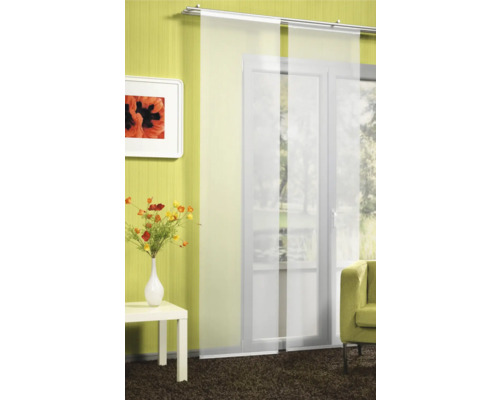 Dekoratívne obytné prostredie s posuvnými závesmi, stolom a pohovkou