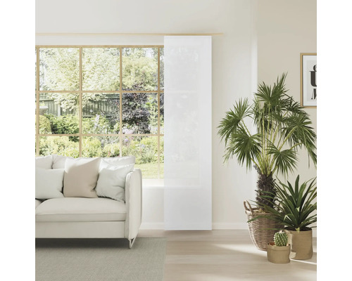 Svetlá obývacia izba s pohovkou, izbovými rastlinami a posuvným závesom v okne