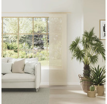 Svetlá obývacia izba s posuvným závesom, pohovkou a rastlinami