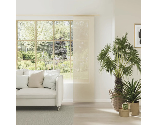 Svetlá obývacia izba s posuvným závesom, pohovkou a rastlinami