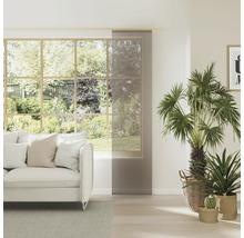 Svetlá obývacia izba s oknom, pohovkou a posuvným závesom na dekoráciu a ochranu súkromia.