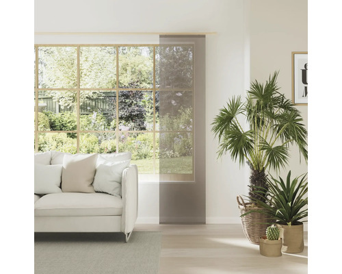 Svetlá obývacia izba s oknom, pohovkou a posuvným závesom na dekoráciu a ochranu súkromia.