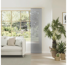 Obývacia izba s posuvným závesom pred oknom, pohovkou a rastlinami