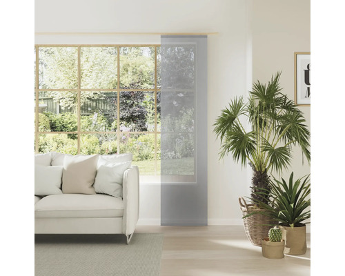 Obývacia izba s posuvným závesom pred oknom, pohovkou a rastlinami