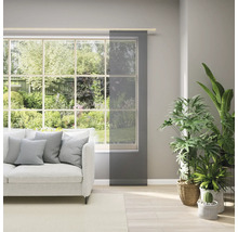 Obývacia izba s oknom, pohovkou a posuvným panelom pre súkromie