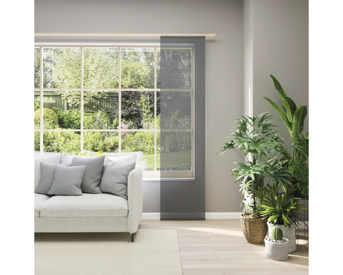 Obývacia izba s oknom, pohovkou a posuvným panelom pre súkromie