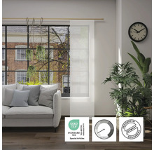 Obývacia izba s pohovkou a priehľadným panelovým závesom s pečaťou Öko-Tex Standard 100, symbolom priehľadnosti a pečaťou Designed in Germany.