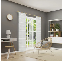 Svetlá izba so stolom, stoličkou, regálom a priehľadnými závesmi v okne