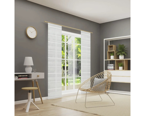 Svetlá izba so stolom, stoličkou, regálom a priehľadnými závesmi v okne