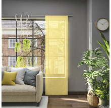 Obývacia izba s posuvným závesom v okne, pohovkou, izbovými rastlinami a nástennými hodinami