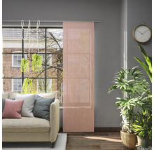 Obývacia izba s posuvným závesom v okne, pohovkou a izbovými rastlinami