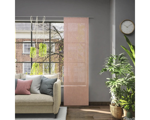 Obývacia izba s posuvným závesom v okne, pohovkou a izbovými rastlinami