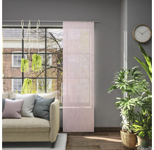 Obývacia izba s posuvným závesom v okne, pohovkou, izbovými rastlinami a hodinami na stene