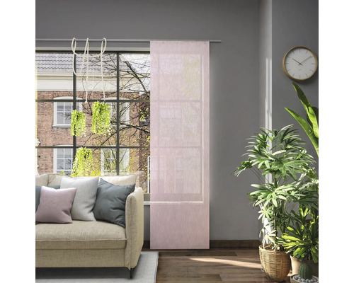 Obývacia izba s posuvným závesom v okne, pohovkou, izbovými rastlinami a hodinami na stene