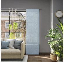 Obývacia izba s posuvným závesom v okne, pohovkou a izbovými rastlinami