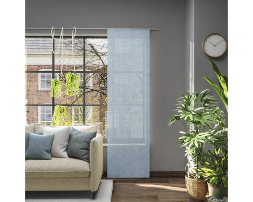 Obývacia izba s posuvným závesom v okne, pohovkou a izbovými rastlinami