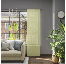 Obývacia izba s okennou dekoráciou a textilnými panelmi