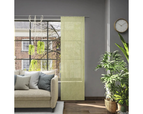 Obývacia izba s okennou dekoráciou a textilnými panelmi