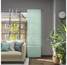 Obývacia izba s pohovkou, izbovými rastlinami, hodinami a posuvným závesom