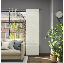 Obývacia izba s posuvným závesom na okne, pohovkou a izbovými rastlinami pre svetlú a priateľskú atmosféru.