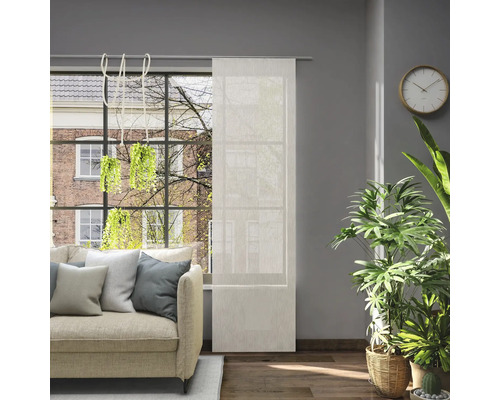 Obývacia izba s okennou dekoráciou, pohovkou a izbovými rastlinami