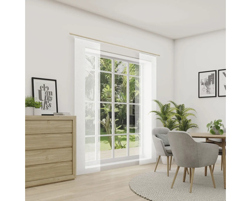 Obývacia izba s komodou, jedálenským stolom a priehľadnými posuvnými závesmi pred oknom