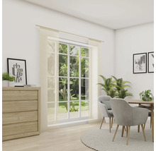 Svetlá miestnosť s komodou, okno so závesom, jedálenský stôl a stoličky