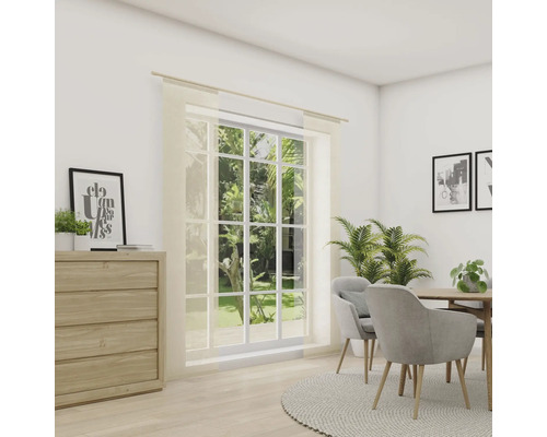 Svetlá miestnosť s komodou, okno so závesom, jedálenský stôl a stoličky