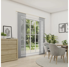 Jedáleň s jedálenským stolom, stoličkami, komodou a oknom so závesmi