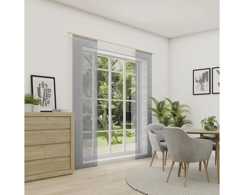 Jedáleň s jedálenským stolom, stoličkami, komodou a oknom so závesmi