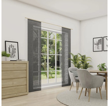 Jedáleň s posuvnými závesmi, jedálenským stolom a komodou