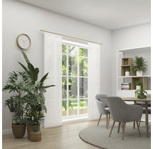 Svetlá jedáleň s jedálenským stolom, stoličkami, rastlinami, hodinami a regálom