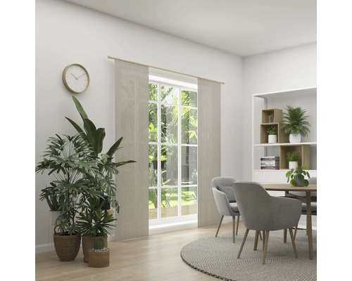 Svetlá jedáleň s jedálenským stolom, stoličkami, rastlinami a dennými závesmi