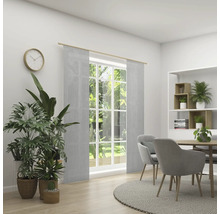 Svetlá jedáleň s oknom, posuvnými závesmi, jedálenským stolom a izbovými rastlinami