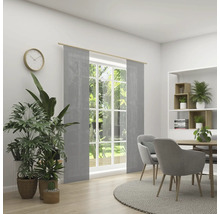 Svetlá miestnosť s oknom, sivými posuvnými panelmi, jedálenským stolom a izbovými rastlinami