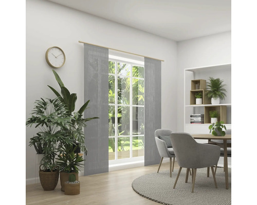 Svetlá miestnosť s oknom, sivými posuvnými panelmi, jedálenským stolom a izbovými rastlinami