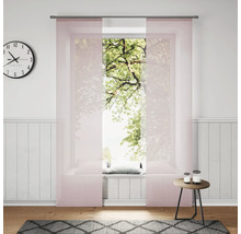 Obývacia izba s posuvným závesom pred oknom