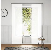 Svetlá obývacia izba s posuvným závesom, hodinami a príručným stolíkom