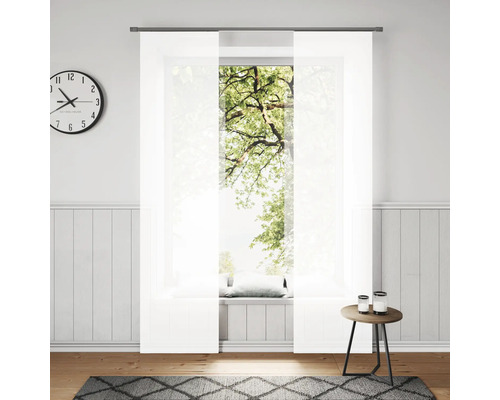 Svetlá obývacia izba s posuvným závesom, hodinami a príručným stolíkom