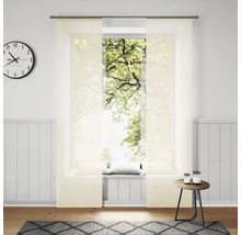 Obývacia izba s posuvným závesom, hodinami, kobercom a príručným stolíkom